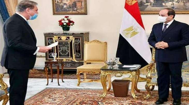 الرئیس المصري یستقبل وزیر خارجیة باکستان شاہ محمود قریشي خلال زیارتہ للبلاد