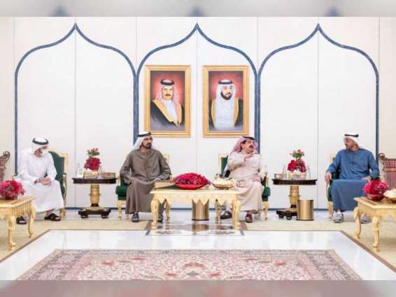 ملك البحرين يستقبل محمد بن راشد و محمد بن زايد بمقر إقامته في أبوظبي