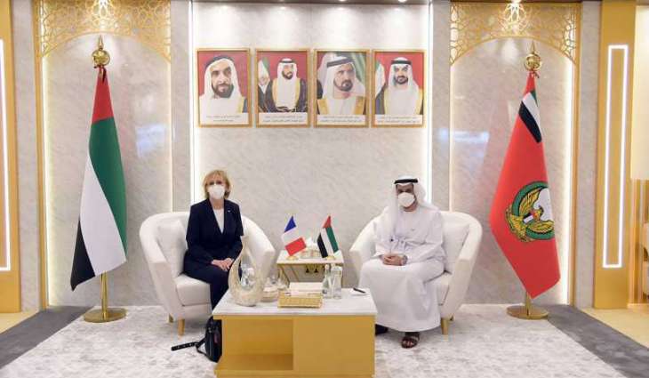 وكيل وزارة الدفاع يلتقي عددا من ضيوف معرض آيدكس 2021