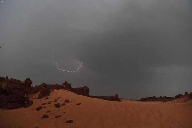 أمطار على مركز العسافيه بمحافظة تيماء