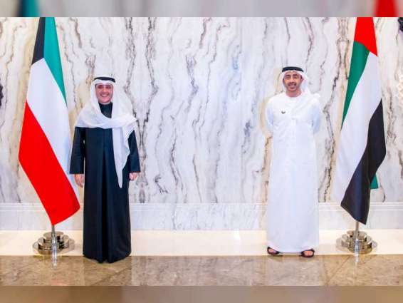 عبدالله بن زايد يستقبل وزير خارجية الكويت