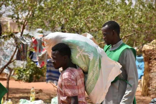 مركز الملك سلمان للإغاثة يوزع أكثر من 59 طنا من السلال الغذائية في الجنينة بولاية غرب دارفور