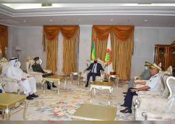 الرئيس الموريتاني يستقبل رئيس أركان القوات المسلحة ويمنحه "وسام كوماندور في نظام الاستحقاق الوطني"