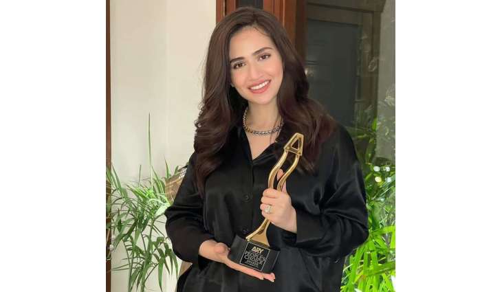 Sana Javed wins best actress Award