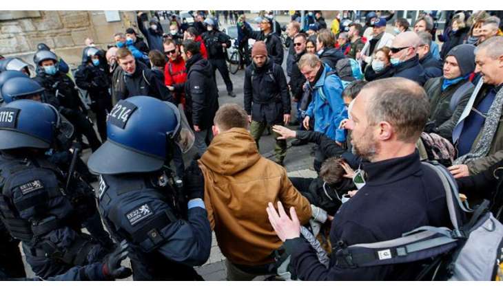 Sputnik Germany Worker Wounded By Tear Gas in Riot Over COVID-19 Measures in Kassel City