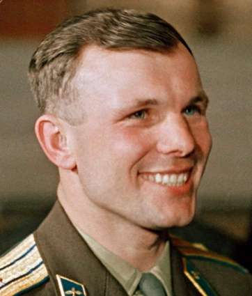 Gagarin's Driver Says Traffic Officers Saluted Cosmonaut's Car During Classified Trips