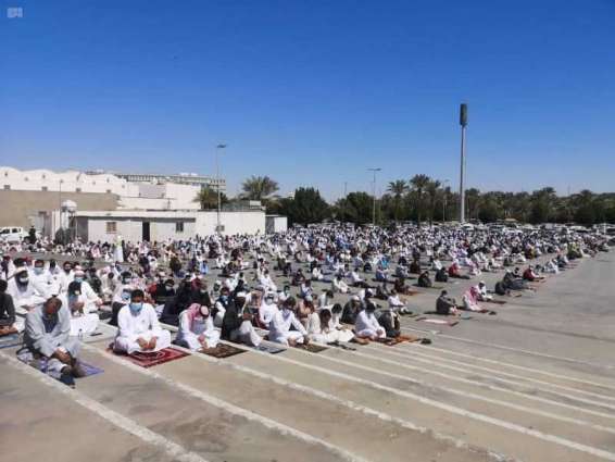 25 متطوعاً ومتطوعة لتنظيم المصلين في مسجد قباء