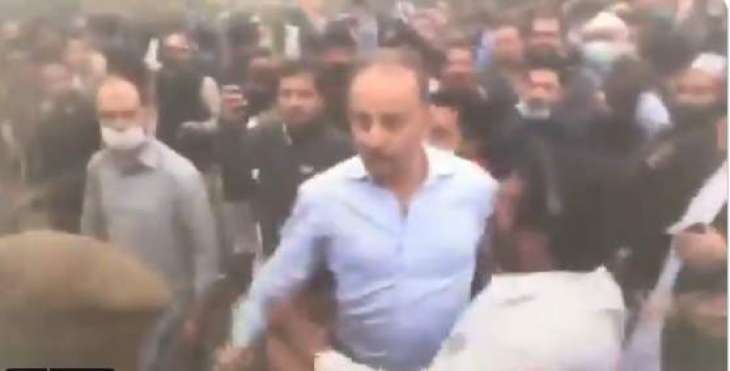 PTI workers, PML-N leaders come in conflict with each other outside parliament ahead of PM's trust vote
