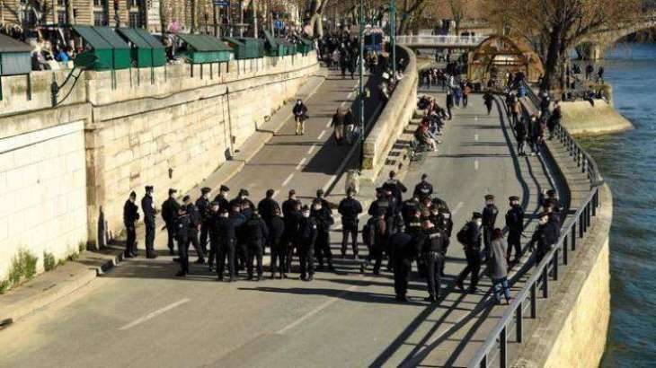 Paris Police Evacuate People on Banks of Seine for Non-Compliance With COVID-19 Measures