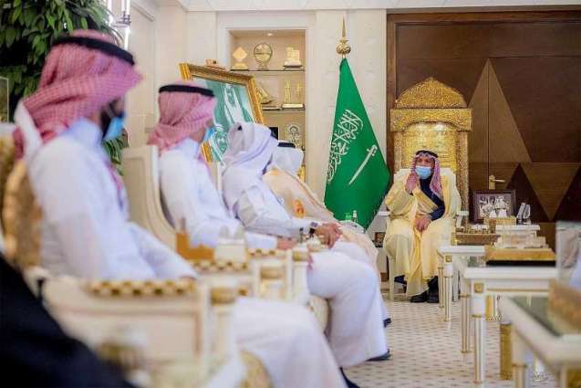 سمو الأمير فيصل بن مشعل يتسلم التقرير السنوي لإنجازات وأعمال فرع وزارة التجارة بالقصيم