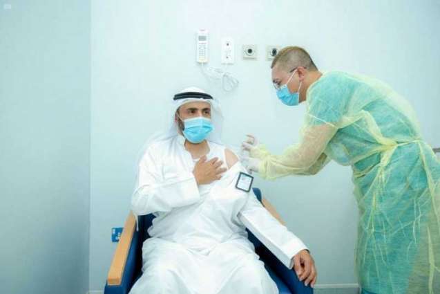 رئيس جامعة القصيم يدشن مركز التحصين ضد فيروس كورونا بالمستشفى الجامعي بالمدينة الطبية