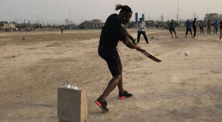 Daren Sammy plays street cricket in Lahore