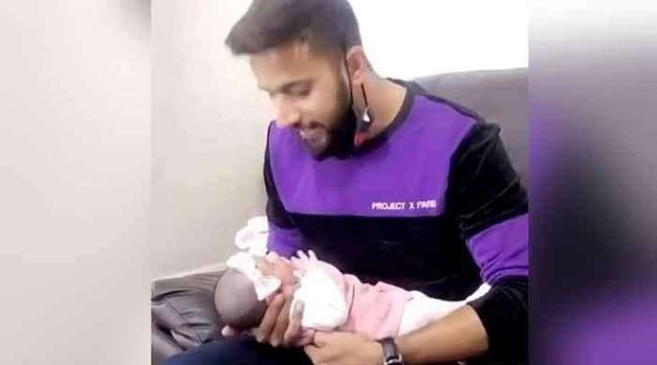 Imad Wasim feels the best by holding newly born daughter for the first time