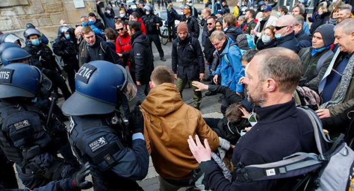 Sputnik Germany Worker Wounded By Tear Gas in Riot Over COVID-19 Measures in Kassel City