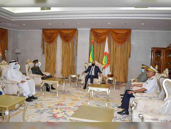 الرئيس الموريتاني يستقبل رئيس أركان القوات المسلحة ويمنحه "وسام كوماندور في نظام الاستحقاق الوطني"
