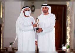 محمد بن زايد يكرم 12 شخصية بـ "جائزة أبوظبي"