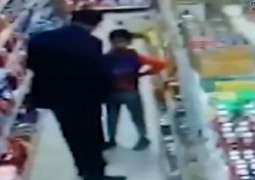 شاھد : رجل یعتدي علی طفل صغیر داخل السوق فی منطقة منصورة بمصر