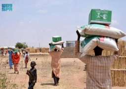 فريق مركز الملك سلمان للإغاثة يدشن توزيع السلال الغذائية الرمضانية للنازحين بثلاث ولايات في نيجيريا