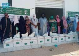 مركز الملك سلمان للإغاثة يواصل توزيع السلال الغذائية الرمضانية في جمهورية موريتانيا