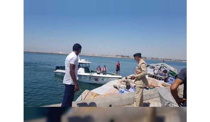 شرطة دبي تُنقذ 6 بحارة آسيويين بعد تعرض مركبهم لتسرب المياه