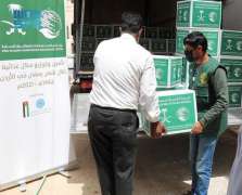 مركز الملك سلمان للإغاثة يواصل توزيع السلال الغذائية للأسر الأردنية واللاجئين السوريين والفلسطينيين