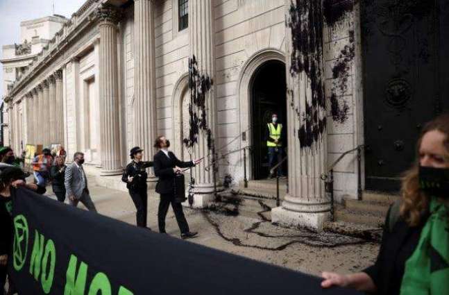 Climate Activists Spray Fake Oil on Bank of England as Part of 'Global Money Rebellion'