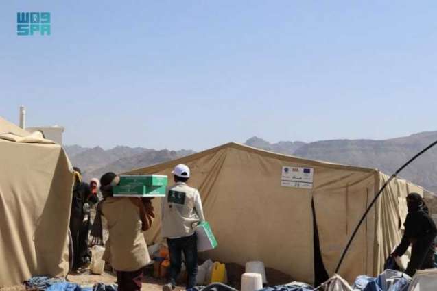 مركز الملك سلمان للإغاثة يوزع 5,650 كرتوناً من التمور في محافظات عدن والضالع وأبين