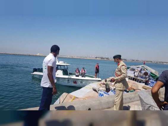 شرطة دبي تُنقذ 6 بحارة آسيويين بعد تعرض مركبهم لتسرب المياه
