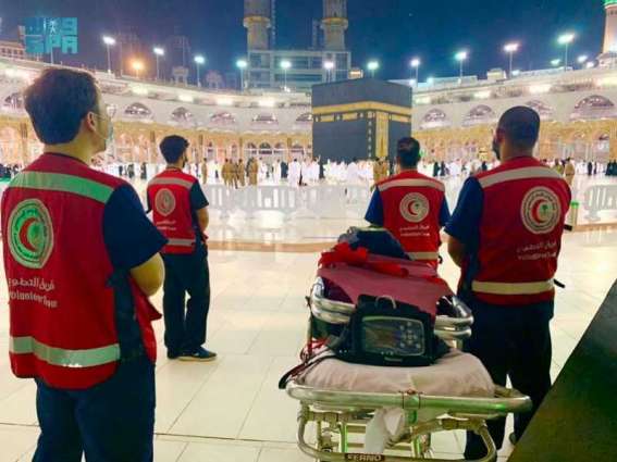 أكثر  من  800 ساعة تطوعية قدمها متطوعو الهلال الأحمر السعودي في المسجد الحرام