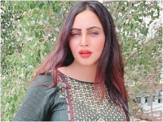 Bollywood star Arshi Khan contracts COVID-19