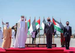 محمد بن زايد يصل الأردن والملك عبد الله الثاني في مقدمة مستقبليه