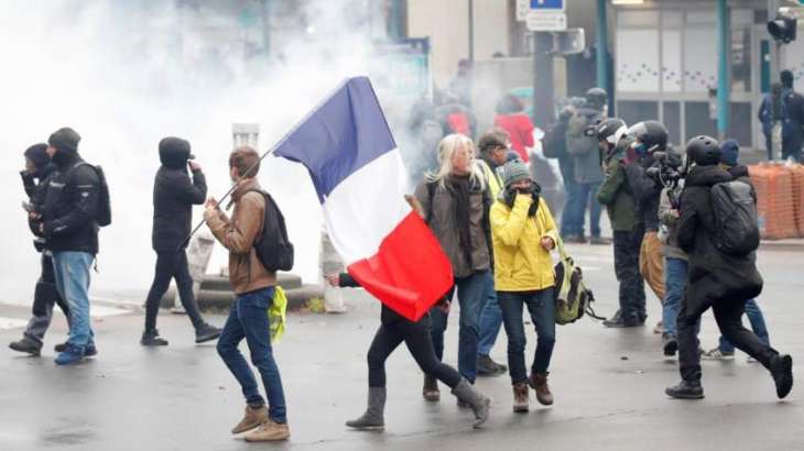 Paris Police Fire Tear Gas at Yellow Vest Protesters on May Day