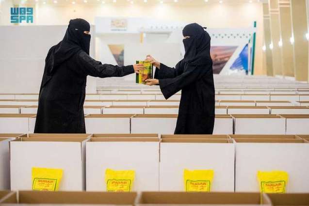 مجلسا شباب وفتيات القصيم يوزعان 1700 سلة غذائية في حملة سمو أمير القصيم نهر العطاء