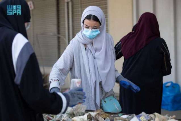 طالبات سعوديات يحولن مخلفات البحر إلى مجسمات جمالية بمحافظة جدة