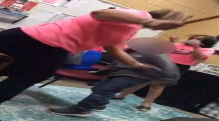 مدیر مدرسة تضرب طالبة بوحشیة أمام والدتھا فی الولایات المتحدة