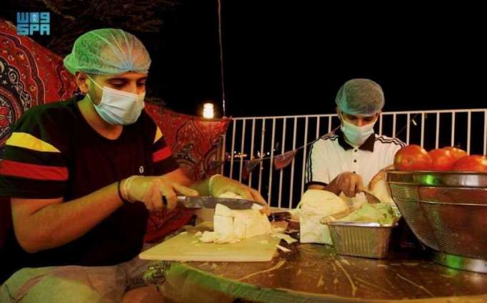 20 طاهياً متطوعاً من شباب المخواة يعدون 5000 وجبة سحور للمحتاجين خلال شهر رمضان المبارك