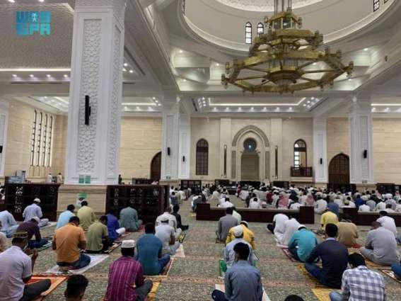 جوامع ومساجد المملكة تشهد انتظاماً وتطبيقا للبروتوكولات الصحية في آخر جمعة من رمضان لعام 1442هـ