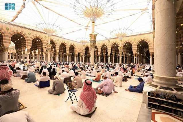 قاصدو المسجد النبوي يؤدون آخر صلاة جمعة في شهر رمضان المبارك