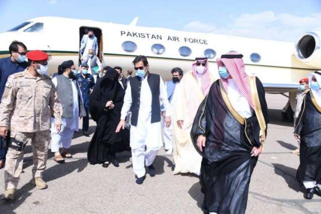 PM walks to Masjid-e-Nabvi (PBUH) without wearing shoes