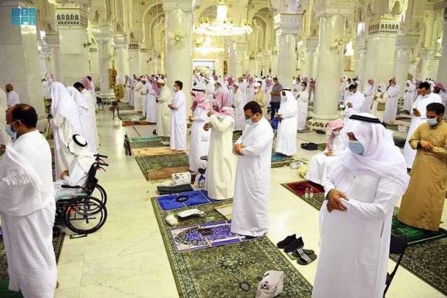 جموع المصلين تشهد ختم القرآن بالمسجد الحرام