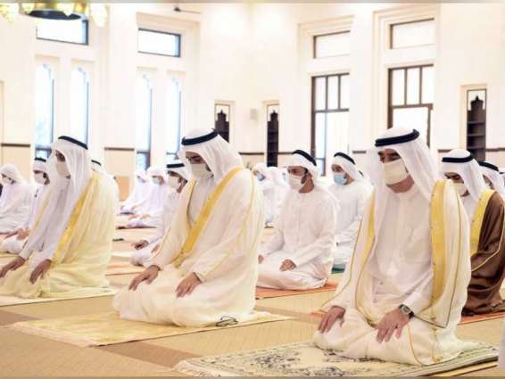 حاكم أم القيوين يؤدي صلاة عيد الفطر بجامع الشيخ أحمد بن راشد المعلا