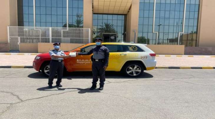 شرطة أبوظبي توزع معايدة العيد على منتسبيها في النقاط الأمنية والمناوبين والجمهور