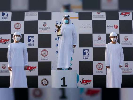 ياس وراشد بن حمدان بن زايد يتوجان الفائزين في بطولة الظفرة الكبرى لصيد الكنعد للرجال والنساء