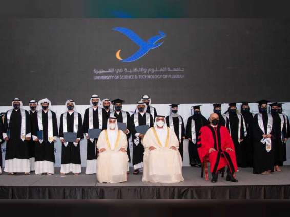 محمد بن حمد الشرقي يشهد حفل تخريج طلبة جامعة العلوم والتقنية في الفجيرة 