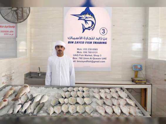 شاب مواطن يدير دكة بيع الأسماك بأم القيوين للحفاظ على ممارسات الأجداد الذين تعلّقوا بالبحر وخيراته