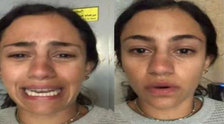 فتاة مصریة تتعرض للتحرش الجنسي علی ید موٴظف مطار القاھرة