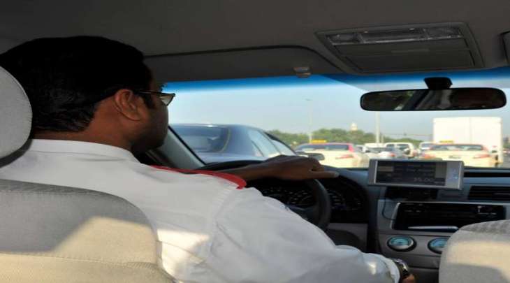 رجل یستولي علی أموال سائق باکستاني بطریقة غریبة فی منطقة دبي بدولة الامارات