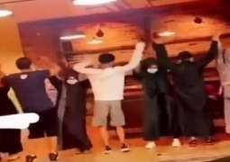 شاھد : رقص جماعي لشباب و فتیات فی السعودیة یثیر جدلا واسعا