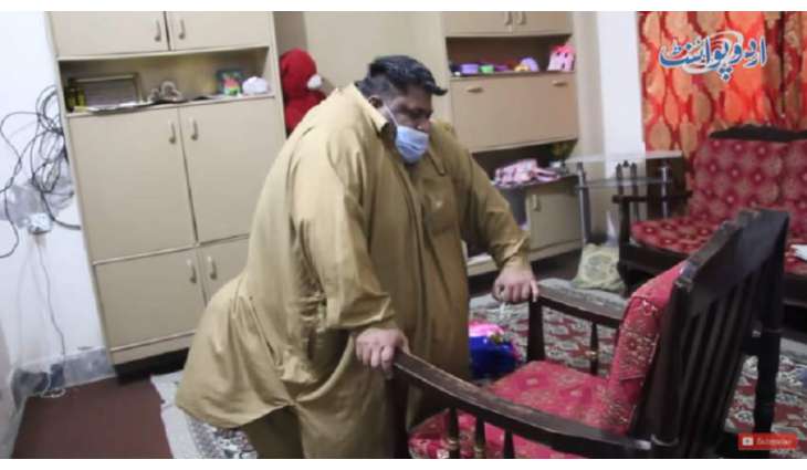 شاھد : وصل وزنہ الی 280 کیلوغرام باکستاني یناشد رئیس الوزراء عمران خان بعلاجہ