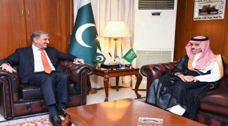 وزیر خارجیة باکستان شاہ محمود قریشي یجتمع بنظیرہ السعودي خلال زیارتہ لبلادہ